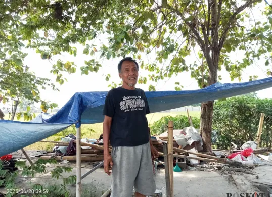 Suryadi, kakek 65 tahun di Kabupaten Bekasi yang memilih untuk tetap bertahan reruntuhan bangunan rumahnya, usai pembongkaran bangunan liar di atas tanah milik Perum Jasa Tirta, Jumat 20 Juni 2025. (Sumber: Poskota/Nurpini Aulia Rapika)