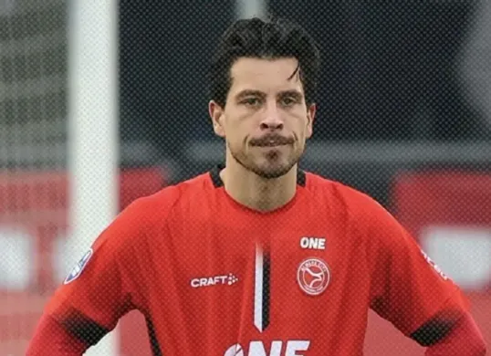 Resmi Angkat Bicara! Thom Haye Klarifikasi Kabar Transfer ke Persija Jakarta (Sumber: Instagram/@almerecityfc)