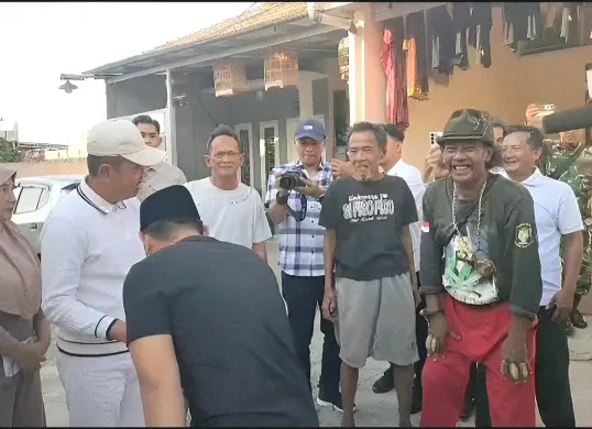 Gubernur Jawa Barat Dedi Mulyadi bersama Ade Kuswara Kunang menyambangi kakek Suryadi, 65 tahun, yang memilih untuk tetap bertahan di atas reruntuhan bangunan rumahnya akibat digusur karena berdiri di atas tanah PJT. (Sumber: Istimewa)
