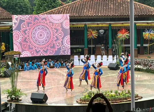 Staf Satuan Pelaksana Edukasi dan Informasi Unit Pengelola Perkampungan Betawi, Riri. (Sumber: POSKOTA | Foto: M Tegar Jihad)