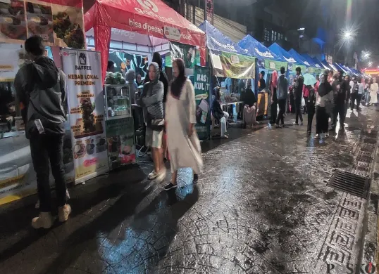 Jalan Surya Kencana Kota Bogor dipenuhi 150 tenant usaha dan pengunjung dalam gelaran "Bogor Suka-Suka", Jumat malam, 20 Juni 2025. (Sumber: Poskota/Sekar Putri Andini)
