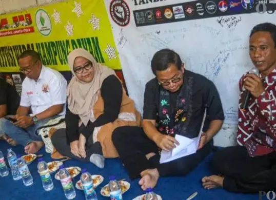 Ketua Kelompok Tani Madani Kampung Bayam, Furqon saat menerima kunjungan Gubernur Jakarta, Pramono Anung. (Sumber: Poskota/Pandi Ramedhan)