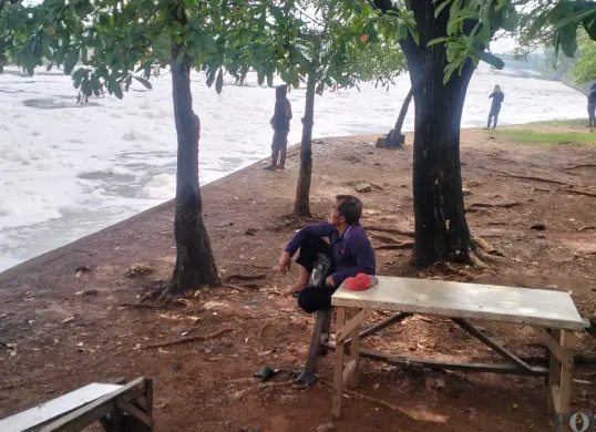 Limbah busa di pintu air 3 Marunda, Banjir Kanal Timur, Jakarta Utara. (Sumber: Poskota/M. Tegar Jihad)