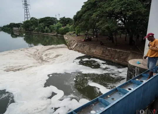 Gumpalan busa di Pintu Air 3 Marunda, Banjir Kanal Timur, Jakarta Utara. (Sumber: Poskota/Bilal Nugraha Ginanjar)