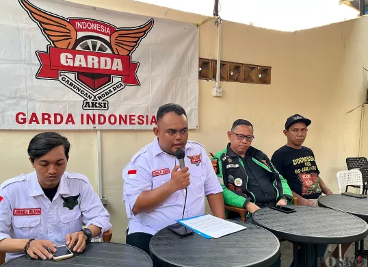 Asosiasi Pengemudi Ojol GARDA Indonesia saat memberikan pernyataan kepada media pada Sabtu, 21 Juni 2025, terkait rencana aksi unjuk rasa yang bakal digelar di Istana Presiden. (Sumber: POSKOTA | Foto: Pandi Ramedhan)
