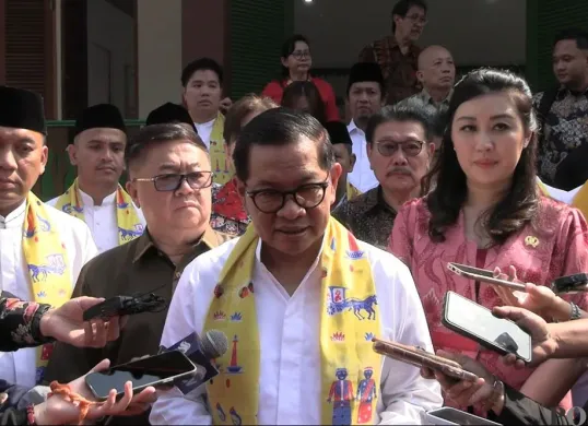 Gubernur Jakarta Pramono Anung saat memberikan pernyataan kepada awak media di Kawasan Rawa Buaya, Jakarta Barat, Jumat 20 Juni 2025. (Sumber: Poskota/M. Tegar Jihad)