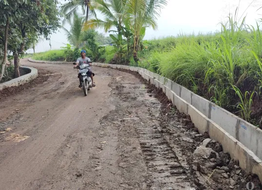 Salah satu proyek pembangunan jalan oleh DPUPR Pandeglang tahun 2024 yang jadi temuan BPK RI perwakilan Banten. (Sumber: Poskota/Samsul Fatoni)