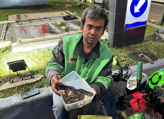 Susmanto, 36 tahun, pengemudi ojol sekaligus relawan ranjau paku saat ditemui di Jalan Gatot Subroto, Jakarta Selatan, Sabtu, 21 Juni 2025. (Sumber: POSKOTA | Foto: Pandi Ramedhan)