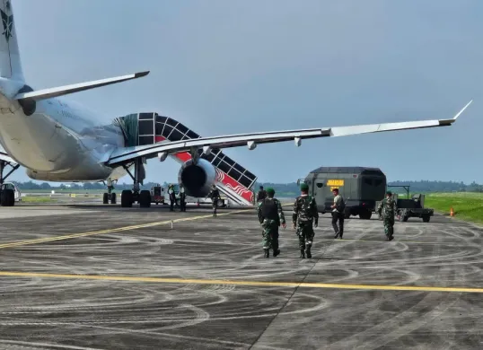 Pesawat Saudi Airlines mendarat darurat di Bandara Internasional Kualanamu, Deli Serdang, Sumatera Utara, akibat teror bom, pada Sabtu, 21 Juni 2025. (Sumber: Dok Kodam I/Bukit Barisan)