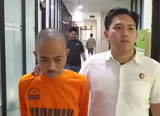 Ezra, 23 tahun, pelaku penganiayaan terhadap ibu kandungnya sendiri di Bekasi Jaya, Kecamatan Bekasi Timur, Kota Bekasi, ditahan di Polres Metro Bekasi Kota. (Sumber: Istimewa)