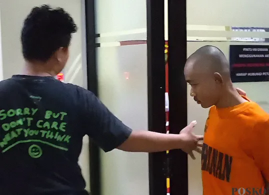 Ezra, pelaku penganiayaan terhadap ibu kandungnya sendiri di Bekasi ditahan Polres Metro Bekasi Kota. (Sumber: POSKOTA | Foto: Nurpini Aulia Rapika)