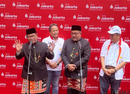 Gubernur Jakarta, Pramono Anung, meresmikan perubahan identitas Bank DKI menjadi Bank Jakarta di Taman Literasi, Jaksel, Minggu, 22 Juni 2025. (Sumber: POSKOTA | Foto: Pandi Ramedhan)