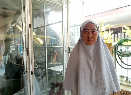 Meilanie Setiya Ningsih, 46 tahun, warga Bekasi Jaya, Kecamatan Bekasi Timur, Kota Bekasi yang menjadi korban kekerasan oleh anak kandungnya. (Sumber: POSKOTA | Foto: Nurpini Aulia Rapika)