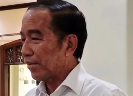 Potret wajah Jokowi yang jadi sorotan publik, serta spekulasi mengidap autoimun dan Sindrom Steven Johnson. (Sumber: X/@sharpandshark)
