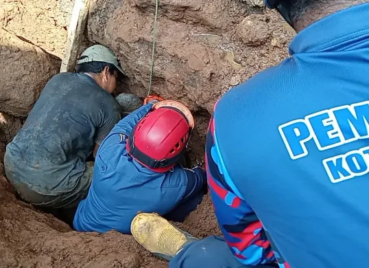 Proses evakuasi korban tertimbun longsor oleh petugas Damkar di Gang Aut, Kelurahan Gudang, Bogor Tengah, Kota Bogor. (Sumber: Damkar Kota Bogor)