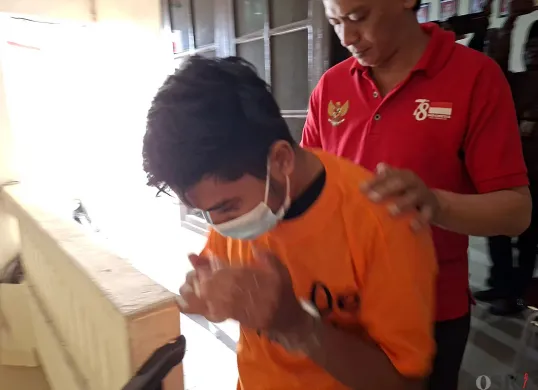 NJRD, tersangka kasus penjualan obat keras yang diamankan Polsek Cinere, Depok. (Sumber: POSKOTA | Foto: Angga Pahlevi)