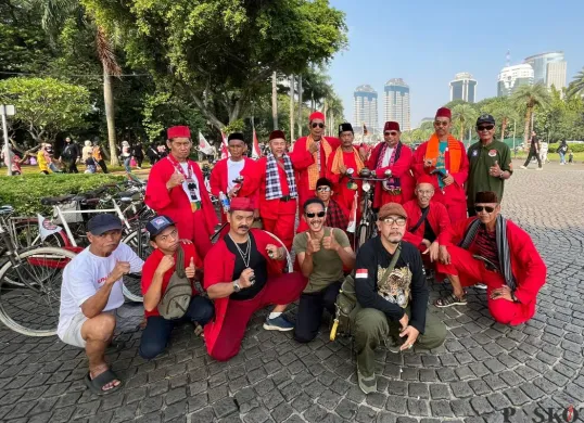 Para komunitas Sepeda Ontel Oren di kawasan Monas, Jakarta Pusat, Minggu, 22 Juni 2025. (Sumber: Poskota/M. Tegar Jihad)