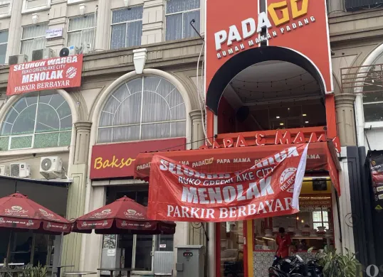 Spanduk penolakan sistem parkir berbayar mewarnai ruko yang berada di kawasan Green Lake City, Kecamatan Cipondoh, Kota Tangerang pada Minggu, 22 Juni 2025. (Sumber: POSKOTA | Foto: Primayanti)