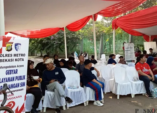 Masyarakat antre untuk mendapatkan pelayanan perpanjangan SIM di Plaza Patriot Candrabaga pada Minggu, 22 Juni 2025. (Sumber: POSKOTA | Foto: Nurpini Aulia Rapika)