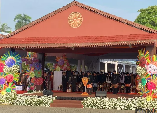 Gubernur Jakarta, Pramono Anung menyampaikan amanat dalam upacara HUT DKI Jakarta ke-498 di Monas, Jakarta Pusat, Minggu, 22 Juni 2025. (Sumber: Poskota/M. Tegar Jihad)