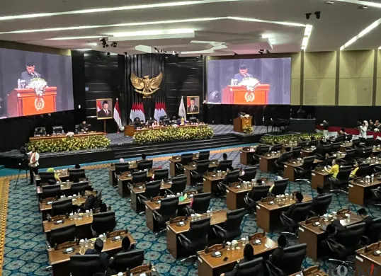 Gubernur Jakarta, Pramono Anung, saat paripurna bersama anggota dewan di DPRD Jakarta, Minggu, 22 Juni 2025. (Sumber: POSKOTA | Foto: Pandi Ramedhan)