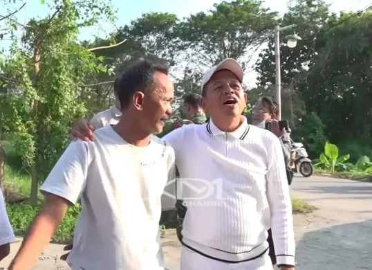 Dedi Mulyadi saat meninjau area sekitar bantaran Sungai Kalibagus yang akan segera ditertibkan. (Sumber: YouTube/Dedi Mulyadi Channel)