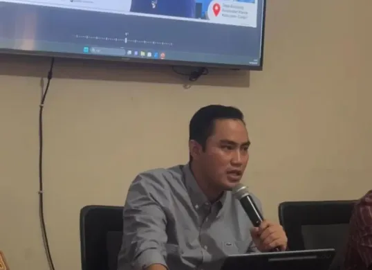 Anggota Komisi IV DPRD Provinsi Jawa Barat, Abdul Karim, saat menggelar sosialisasi Perda Pedoman Pelayanan Kepemudaan di Desa Sukasirna, Kecamatan Campakamulya, Kabupaten Cianjur. (Sumber: Dok. DPRD Jabar)