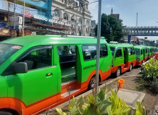 Sejumlah angkutan kota (angkot) yang kedapati sedang ngetem atau melakukan parkir liar di kawasan sekitar Alun-Alun Kota Bogor tepatnya di kawasan sekitar Jalan Kapten Muslihat. (Sumber: Poskota/Nurpini Aulia Rapika)
