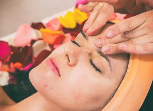Pensiunan PNS tetap bisa tampil awet muda dengan rangkaian produk skincare yang tepat dan gaya hidup sehat. (Sumber: Pinterest)