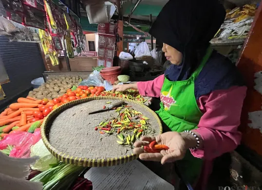 Pedagang tradisional di Pasar Slipi, Jakarta Barat, saat menunjukkan kualitas cabai yang dijual, Senin, 23 Juni 2025. (Sumber: Poskota/Pandi Ramedhan)