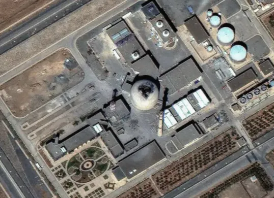 Foto satelit menunjukkan kerusakan signifikan di fasilitas nuklir Iran setelah serangan presisi Amerika Serikat, menandai eskalasi militer terbesar sejak Revolusi Iran 1979. (Sumber: Getty Images/MaxarTechnologies)