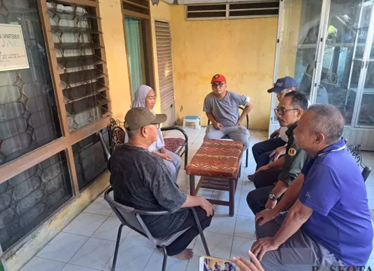 Wakil Ketua Komisi III DPRD Kota Bekasi, Alit Jamaluddin bersama perangkat desa menyambangi kediaman Meilanie, ibu di Bekasi Timur yang dianiaya anak kandungnya pada Senin, 23 Juni 2025. (Sumber: POSKOTA | Foto: Nurpini Aulia Rapika)