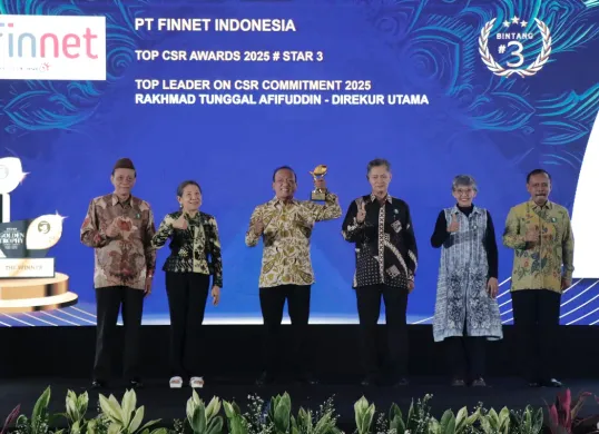 Direktur Utama Finnet Rakhmad Tunggal Afifuddin saat menerima penghargaan dalam ajang TOP CSR Awards 2025 di Ballroom Raffles Hotel Jakarta, kemarin. (Sumber: Dok. Telkom)