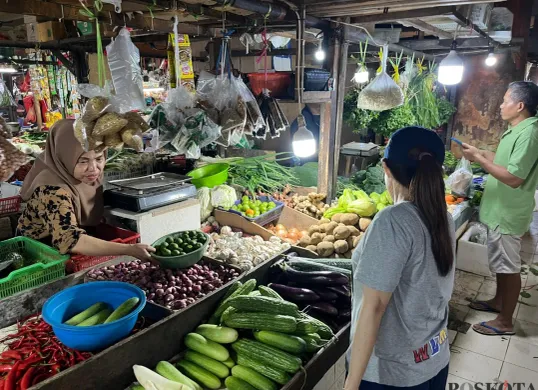 Suasana di pasar tradisional Tomang Barat, Grogol Petamburan, Jakarta Barat, Senin, 23 Juni 2025. Harga cabai dan sayur alami kenaikan. (Sumber: Poskota/Pandi Ramedhan)