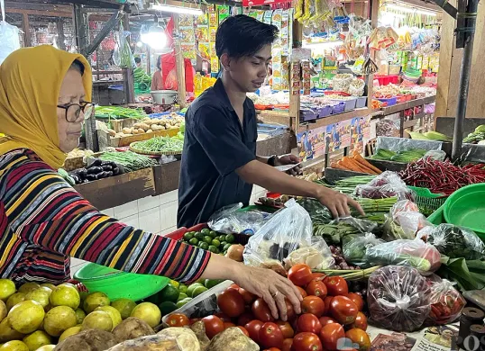 Suasana di pasar tradisional Tomang Barat, Grogol Petamburan, Jakarta Barat, Senin, 23 Juni 2025. (Sumber: POSKOTA | Foto: Pandi Ramedhan)
