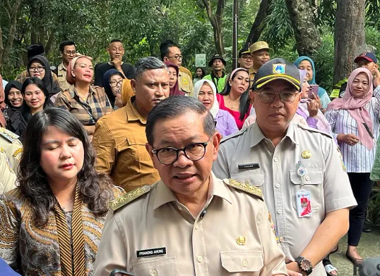 Gubernur Jakarta, Pramono Anung saat meninjau Hutan Kota Srengseng di Kembangan, Jakarta Barat, Senin, 23 Juni 2025. (Sumber: POSKOTA | Foto: Pandi Ramedhan)