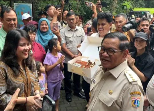 Gubernur Jakarta, Pramono Anung saat mendoakan Wakil Ketua DPRD Ima Mahdiah saat ulang tahun di Hutan Kota Srengseng, Jakarta Barat, Senin, 23 Juni 2025. (Sumber: POSKOTA | Foto: Pandi Ramedhan)