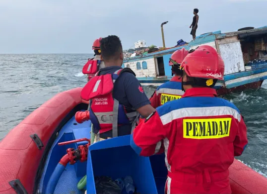Petugas evakuasi penumpang kapal yang alami mati mesin di perairan Kepulauan Seribu, Senin, 23 Juni 2025. (Sumber: Damkar)
