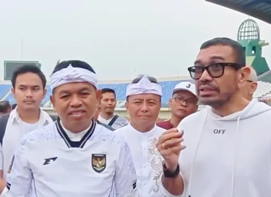 Potret Dedi Mulyadi (kiri) dan Arya Sinulingga (kanan) saat berada di Stadion Jalak Harupat. (Sumber: Instagram/ Dedi Mulyadi)