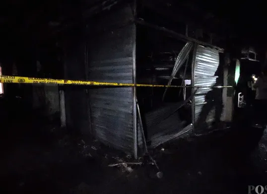 Area Basement Blok B2 Pasar Kebon Kembang, Kota Bogor tampak berantakan dan gelap total setelah dilanda kebakaran, Senin, 23 Juni 2025. (Sumber: POSKOTA | Foto: Sekar Putri Andini)