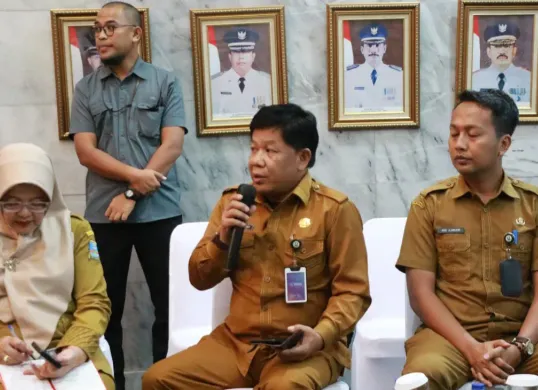 Kepala Diskoumperindag Kabupaten Serang, Adang Rahmat memberikan keterangan pers, Senin, 23 Juni 2025. (Sumber: Dok Kominfo Pemkab Serang)