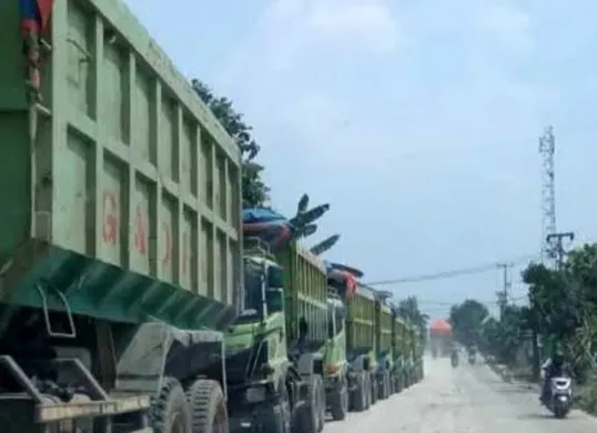Sejumlah mobil tronton saat diparkir di salah satu badan jalan di Kabupaten Lebak. (Sumber: Dok Warga)