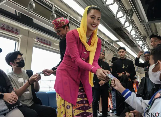 Ilustrasi, Abang dan None DKI Jakarta membagikan kartu multi trip (KMT) gratis di Stasiun LRT Dukuh Atas, Jakarta, Senin, 23 Juni 2025. (Sumber: Poskota/Bilal Nugraha Ginanjar)