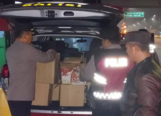 Ratusan botol miras disita polisi dari salah satu warung kelontong dalam Operasi Nila Jaya 2025 di Depok. (Sumber: Poskota/Angga Pahlevi)