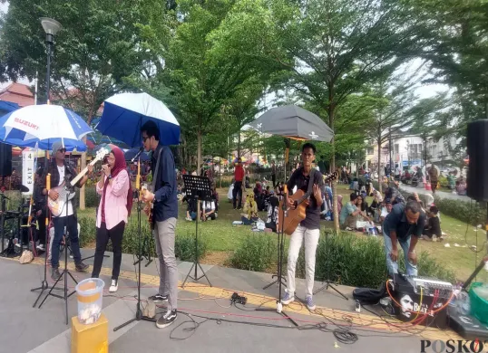 Dokumentasi - Musisi Jalanan Kota Bogor, Katar Music Project yang tampil rutin di Alun-Alun Kota Bogor, Minggu, 22 Juni 2025. (Sumber: Poskota/Sekar Putri Andini)