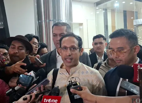 Mantan Mendikbud Ristek, Nadiem Makarim setelah menjalani pemeriksaan di Kejagung, Jakarta Selatan, pada Senin, 23 Juni 2025 malam. (Sumber: POSKOTA | Foto: Ali Mansur)