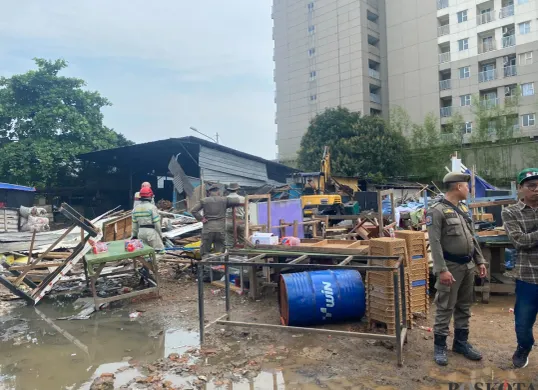 Bangunan yang berdiri di lahan Pemkot Tangsel, Ciputat, Kota Tangsel dirobohkan oleh petugas Satpol PP pada Senin, 23 Juni 2025. (Sumber: Poskota/Primayanti Juli Kumala Manalu)