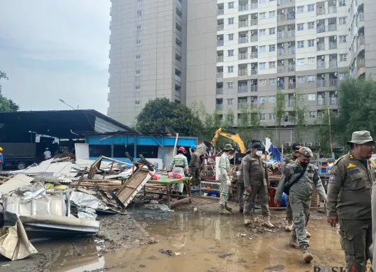 Bangunan yang berdiri di lahan Pemkot Tangsel, Ciputat, Kota Tangsel dirobohkan oleh petugas Satpol PP pada Senin, 23 Juni 2025. (Sumber: Poskota/Primayanti Juli Kumala Manalu)