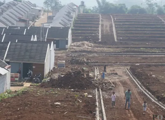 Proses pembangunan rumah bersubsidi di Bukit Pinus Banjaran, Kabupaten Bandung, masih berjalan hingga Minggu, 22 Juni 2025. (Sumber: Poskota/Gatot Poedji Utomo)