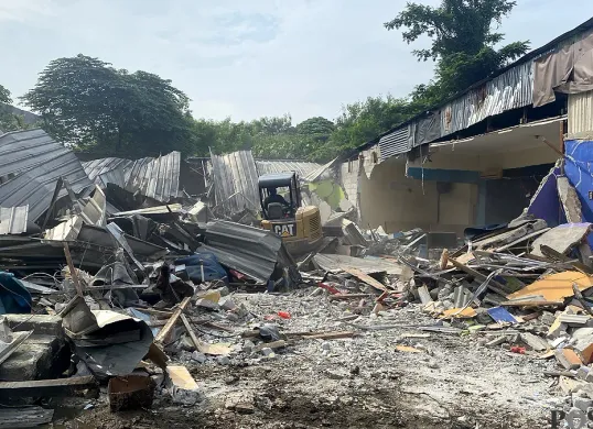Bangunan yang berdiri di lahan Pemkot Tangsel di kawasan Roxy, Ciputat, dirobohkan oleh petugas Satpol PP pada Senin, 23 Juni 2025. (Sumber: POSKOTA | Foto: Primayanti)